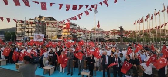 Marmaris'te demokrasi yürüyüşü yapıldı! Şehitler anıldı, dualar edildi
